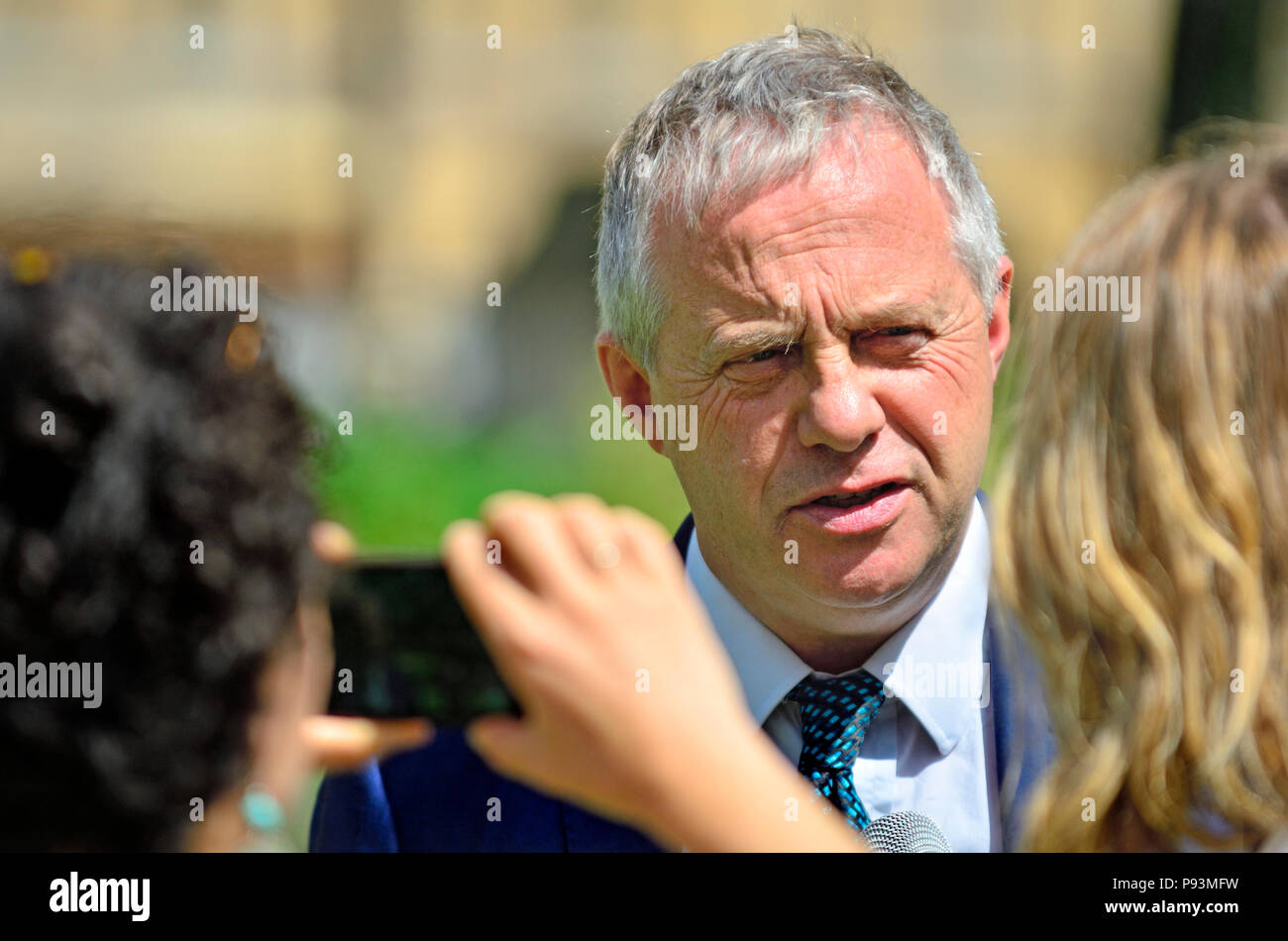 John Mann MP (Manodopera: Bassetlaw) intervistato su College Green, Westminster, London, Maggio 2018 Foto Stock