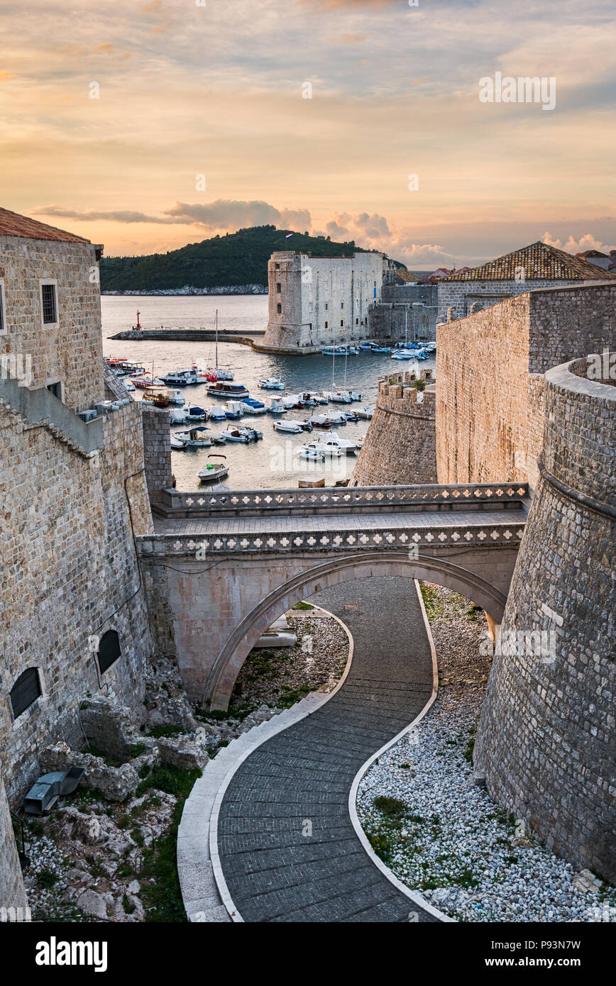 La città vecchia di Dubrovnik, Croazia con vista sul porto Foto Stock