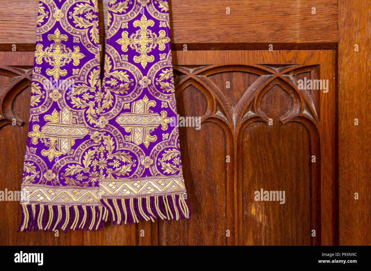 Viola sacerdote stola usata per le confessioni, paramento viola e oro come  indossato durante la confessione e la massa Foto stock - Alamy