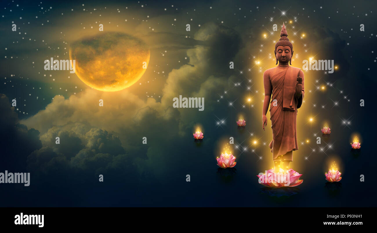 Il Buddha in piedi su una Lotus nel cielo di notte la grande luna è lo sfondo Foto Stock