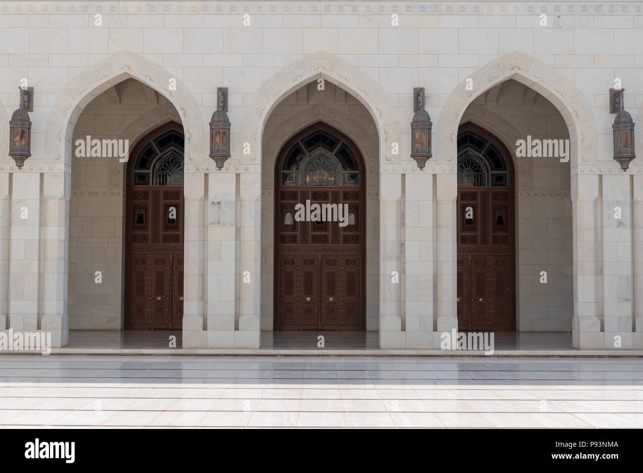 Serie di tre archi nel tradizionale edificio islamico in stile Sultan Qaboos Grande Moschea, Muscat Oman Foto Stock