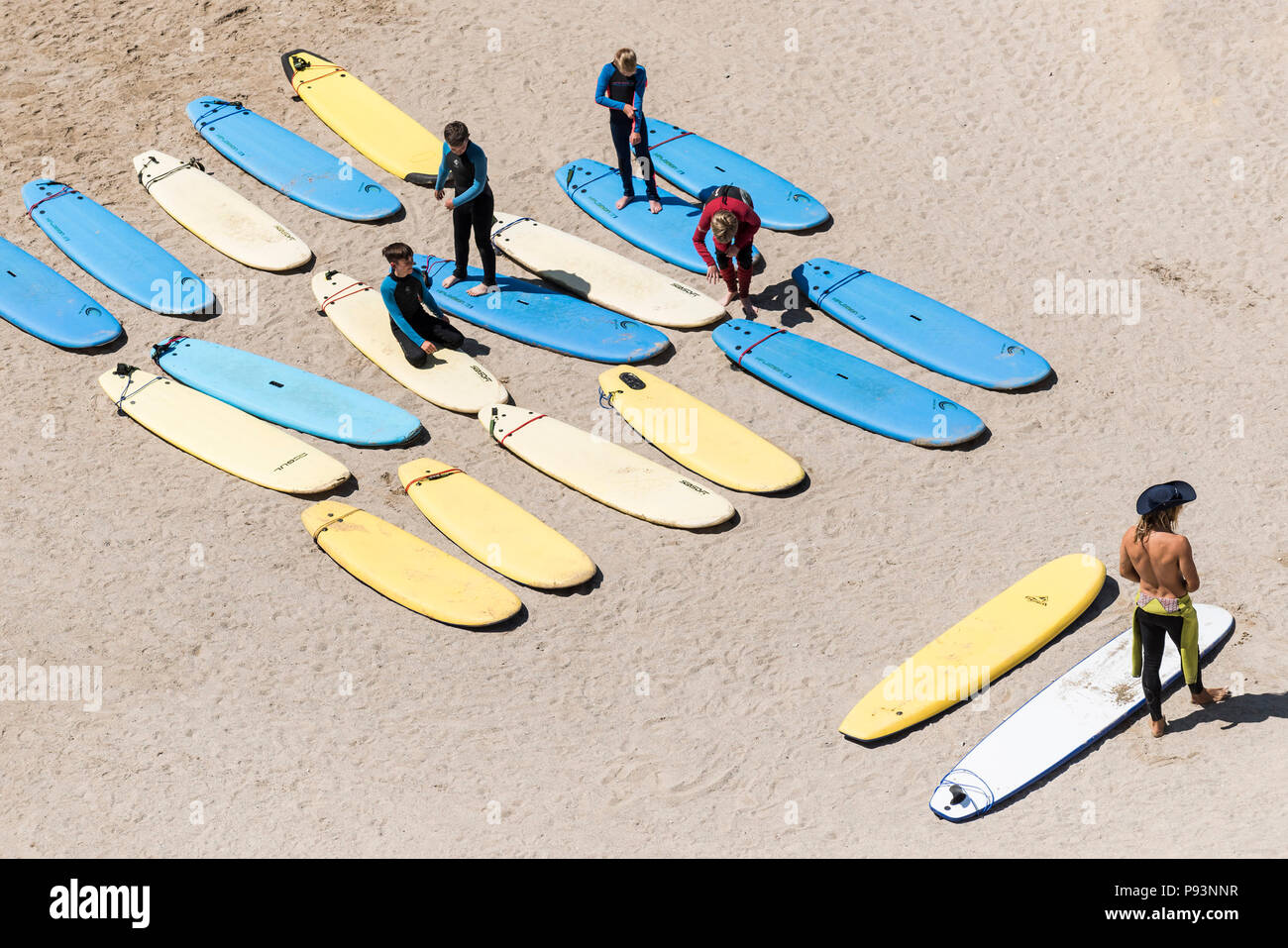 I bambini preparano per una lezione di surf. Foto Stock