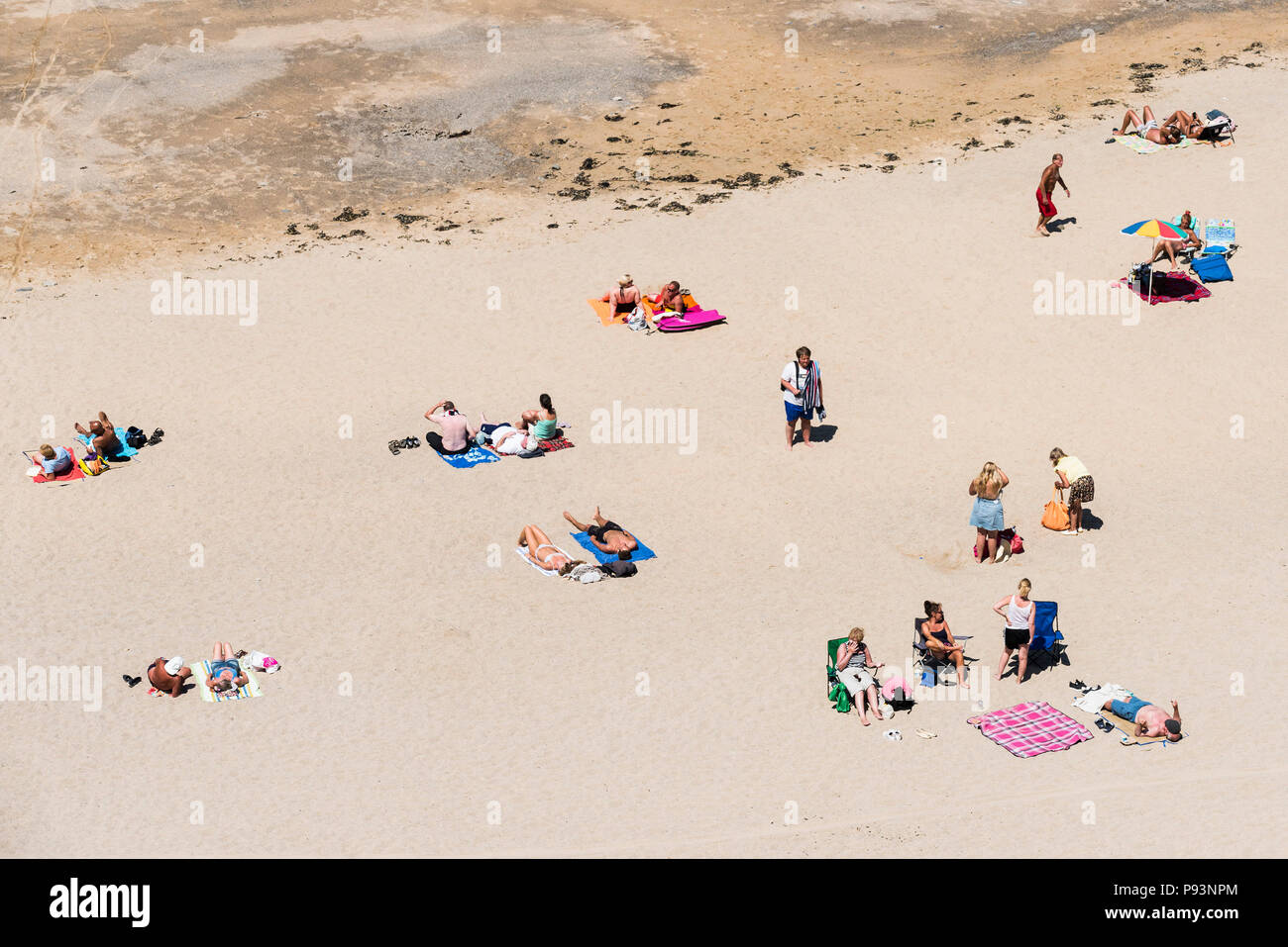 I villeggianti rilassarsi e prendere il sole su Towan Beach in Newquay in Cornovaglia. Foto Stock