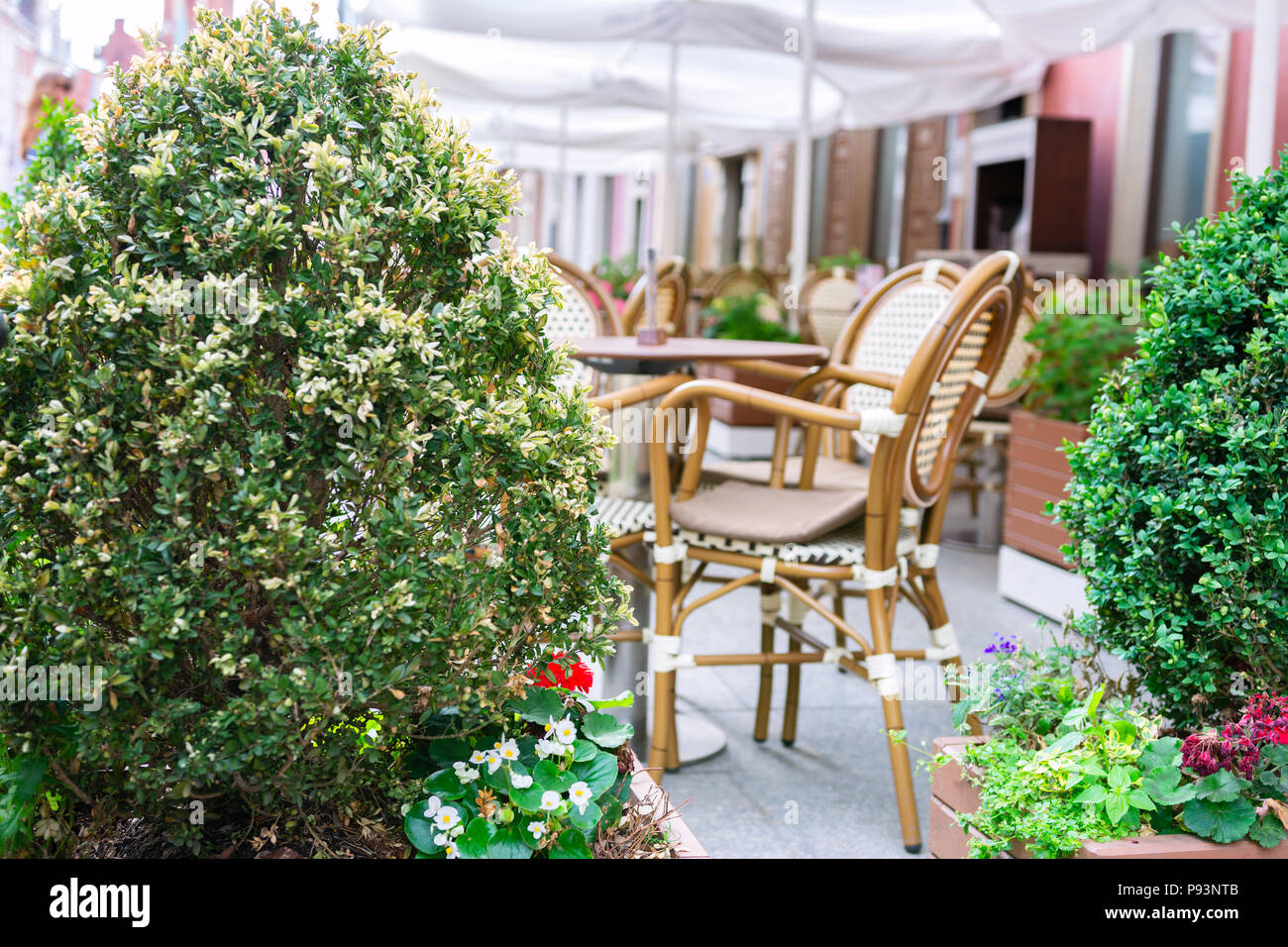 Vecchio ristorante o bar terrazza situata all'aperto in una città storica di spazio (fuoco selettivo). Foto Stock