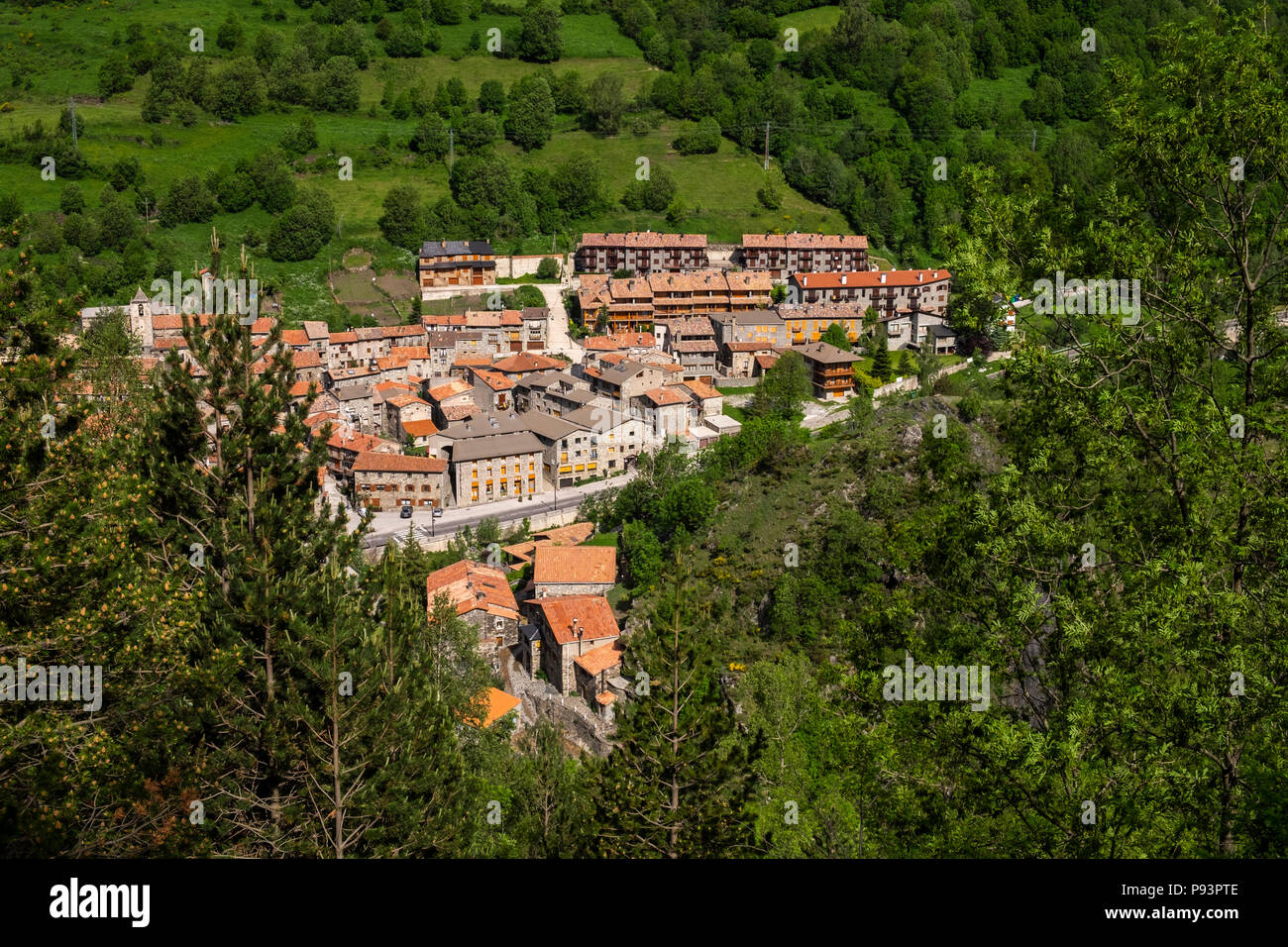 I tetti di tegole rosse e palazzi di granito del villaggio di Setcases nei Pirenei, Catalogna, Spagna Foto Stock