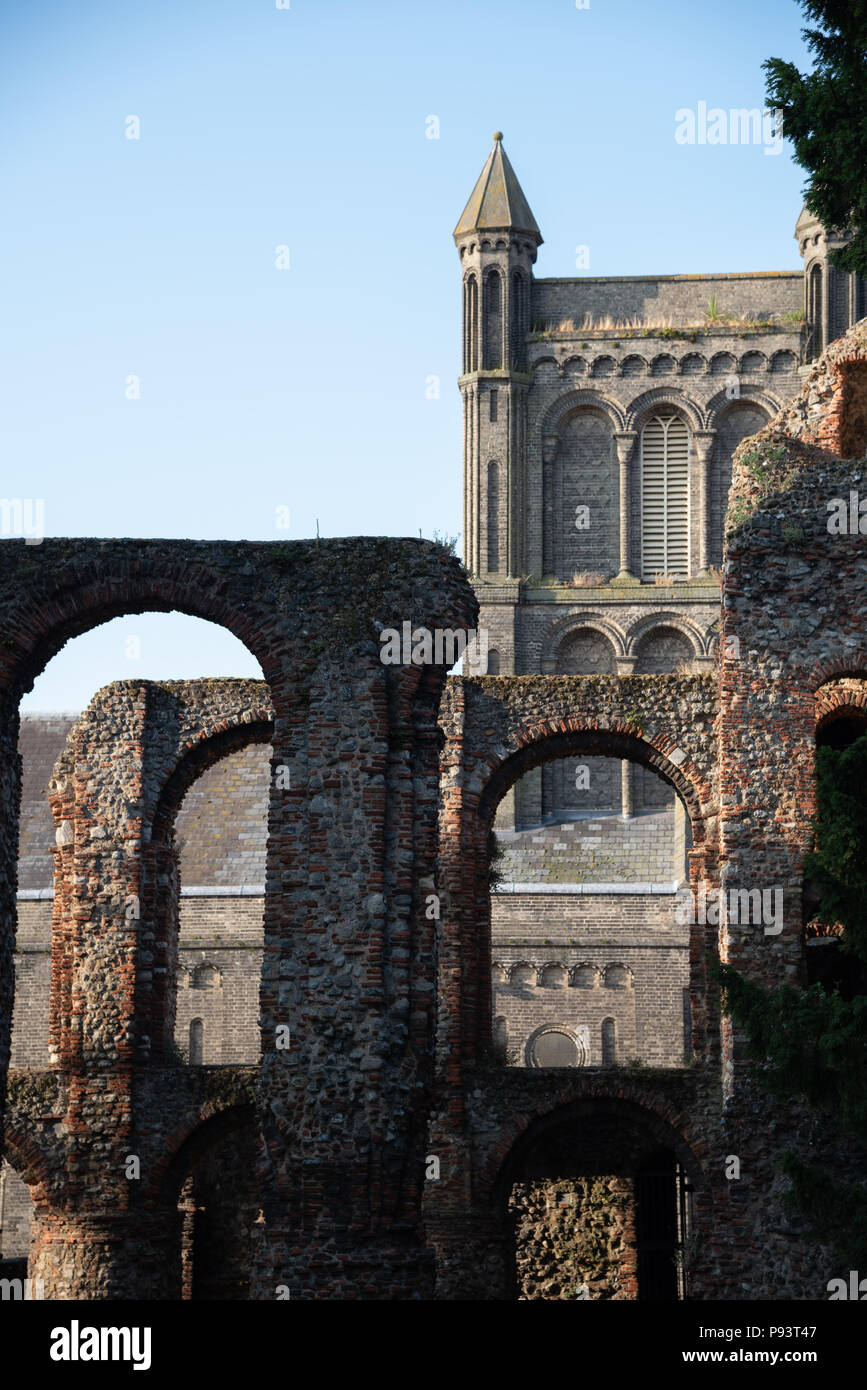 Le rovine priorali di San Botolfo si trovano nei terreni della chiesa di San Botolfo. Colchester, Essex, Regno Unito Foto Stock