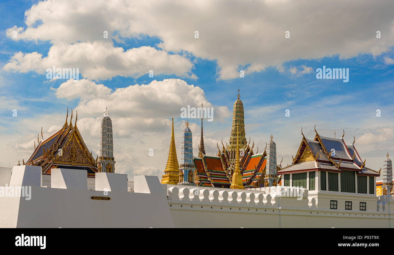 Parete circondante il Grand Palace e il Wat Phra Kaew complesso del Tempio del Buddha di Smeraldo. È considerato come il più sacro tempio buddista di Bangkok Foto Stock