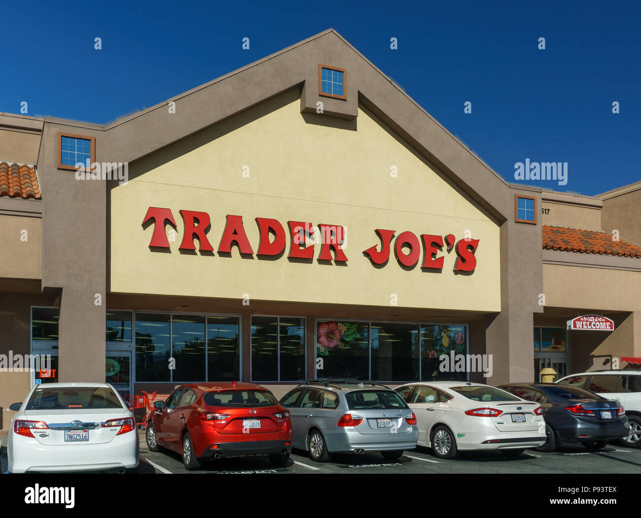 SANTA CLARITA,CA/STATI UNITI D'America - 31 ottobre 2015: Trader Joe's esterno e segno. Trader Joe's è un Americano privatamente tenuto catena di specialty i negozi di generi alimentari Foto Stock