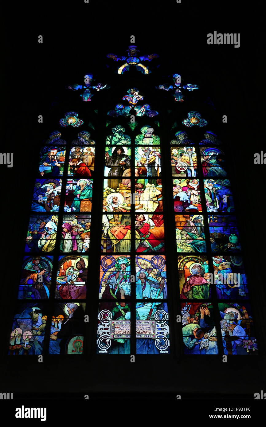 Alphonse Mucha finestra, nuovo Arcivescovo, nella Cappella di San Vito la cattedrale e il Castello di Praga, Hradčany, Praga Cechia (Repubblica Ceca), Europa Foto Stock