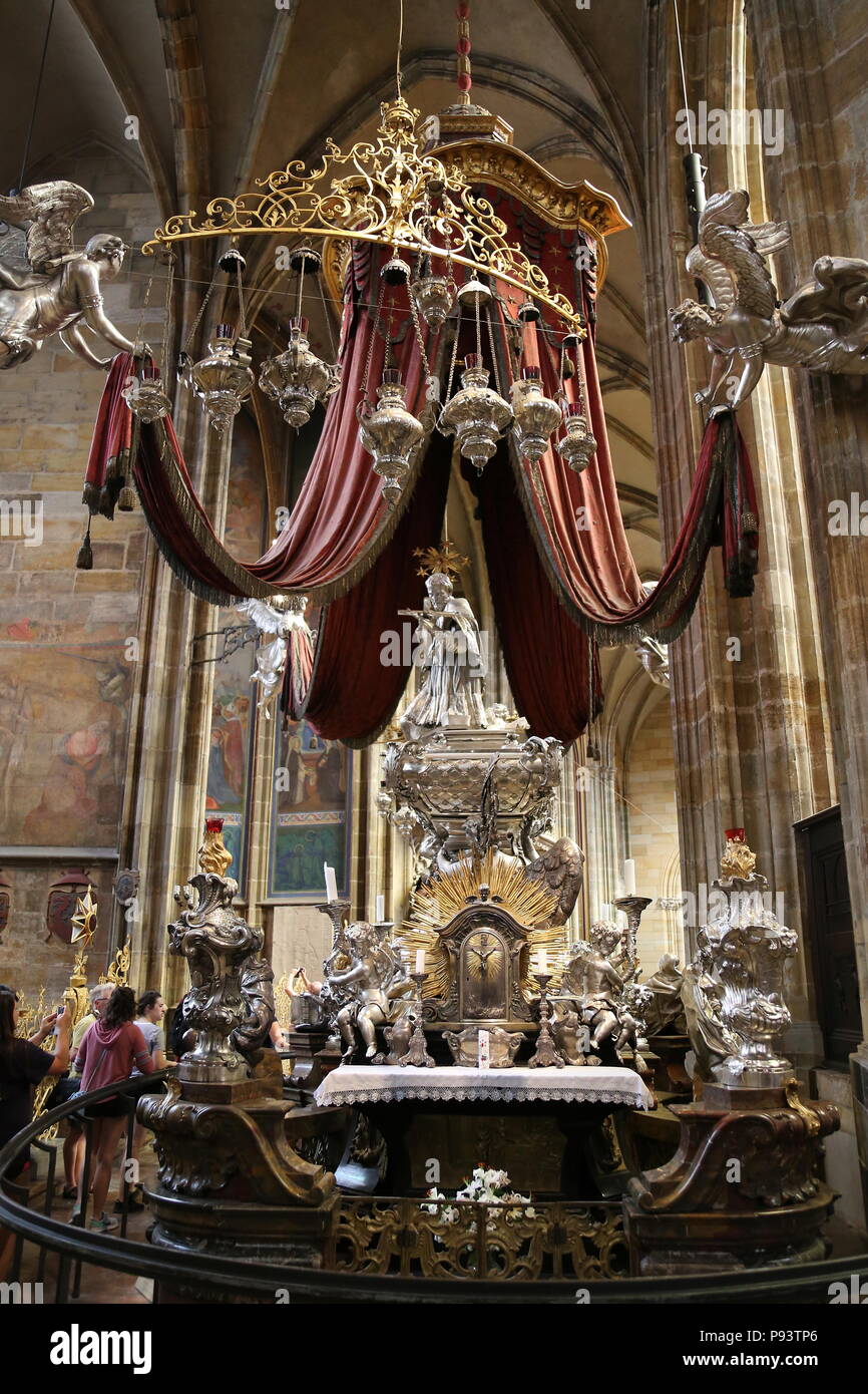La tomba di san Giovanni Nepomuceno, San Vito la cattedrale e il Castello di Praga, Hradčany, Praga Cechia (Repubblica Ceca), Europa Foto Stock