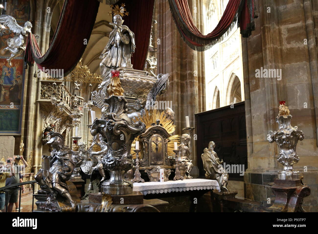La tomba di san Giovanni Nepomuceno, San Vito la cattedrale e il Castello di Praga, Hradčany, Praga Cechia (Repubblica Ceca), Europa Foto Stock