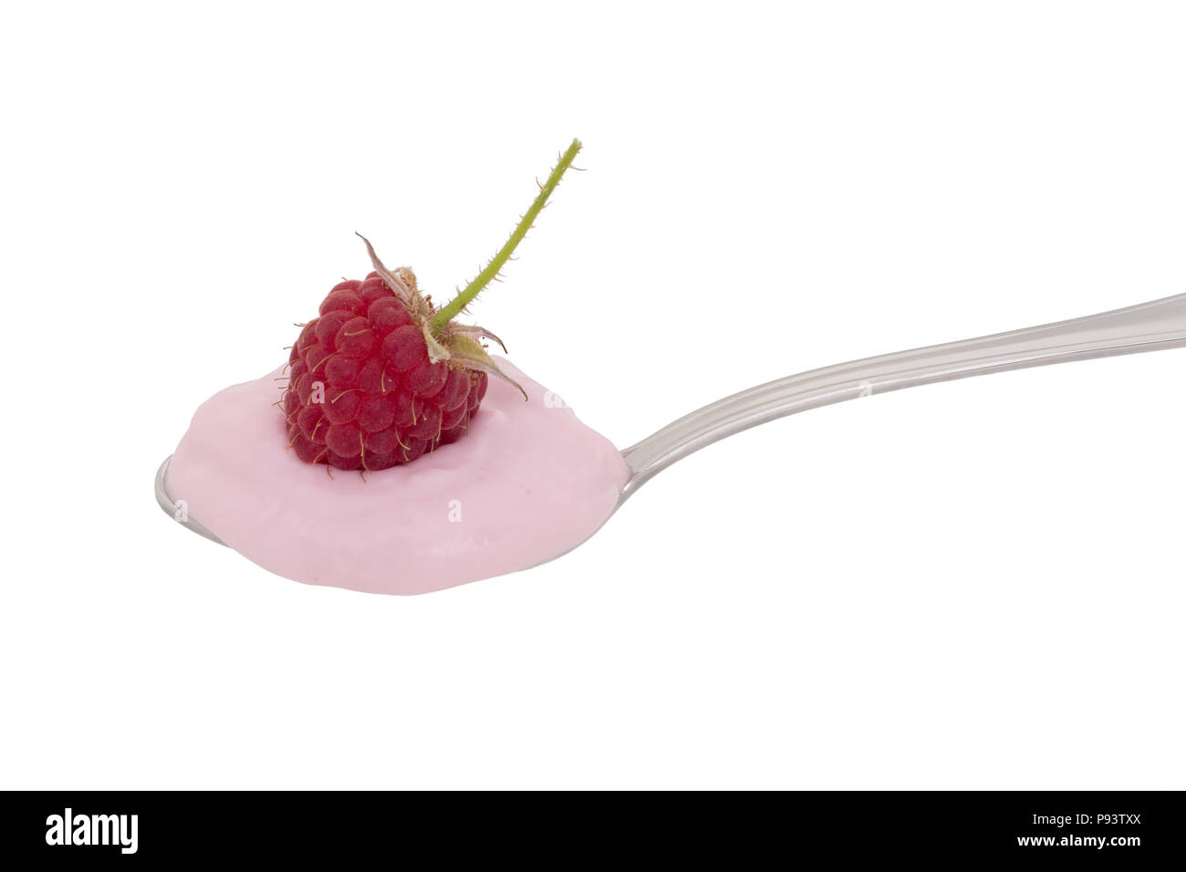 Skyr, sano cibo islandese, sapore raspoberry sul cucchiaio, isolato su bianco. Simile allo yogurt, è un tipo di formaggio, un colto prodotto caseario. Foto Stock