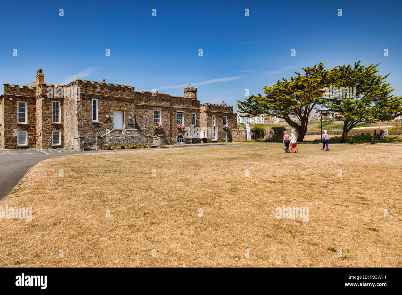6 Luglio 2018: Bude, Cornwall, Regno Unito - Bude Castello, museo e centro del patrimonio. Di fronte è la siccità prato colpite, marrone completamente durante il mese di luglio h Foto Stock