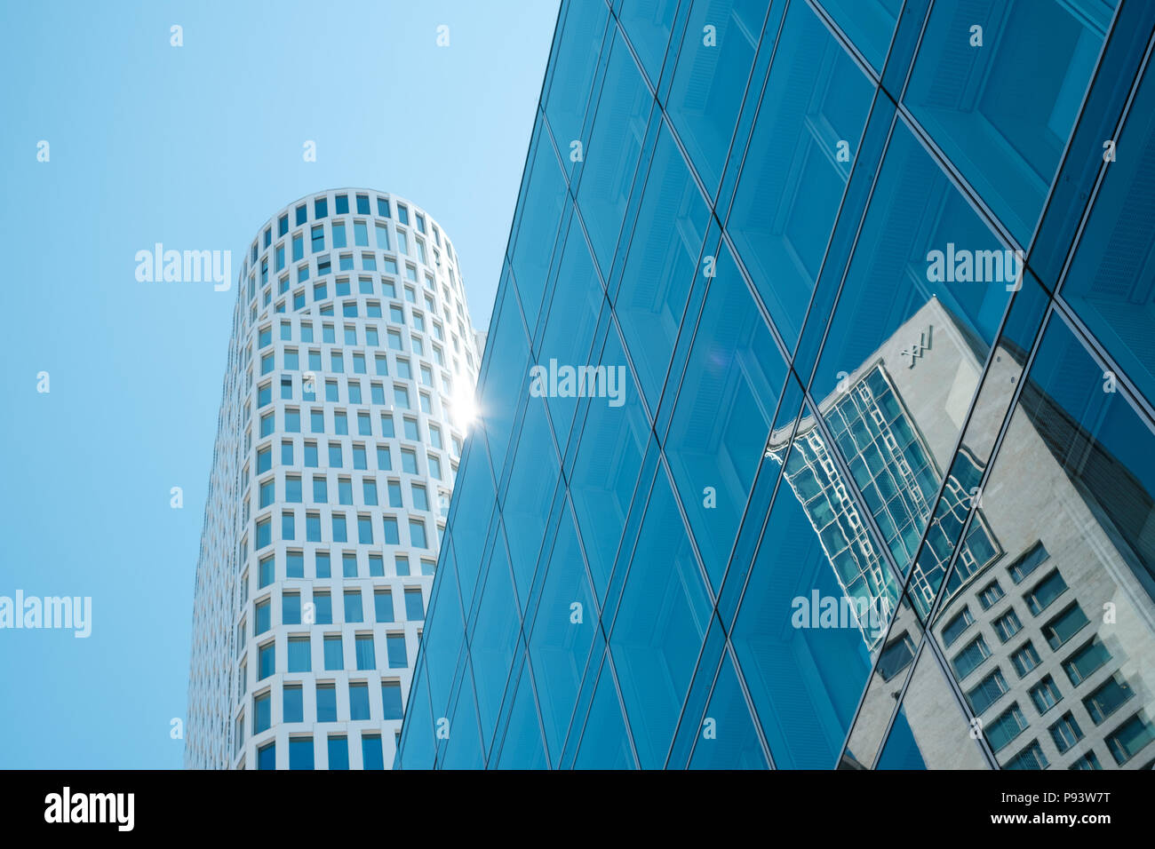 Berlino, Germania - Luglio 2017: Skyscpaper edifici "Upper West' e 'Zoofenster' (Zoo finestra) a Kurfürstendamm di Berlino, Germania Foto Stock