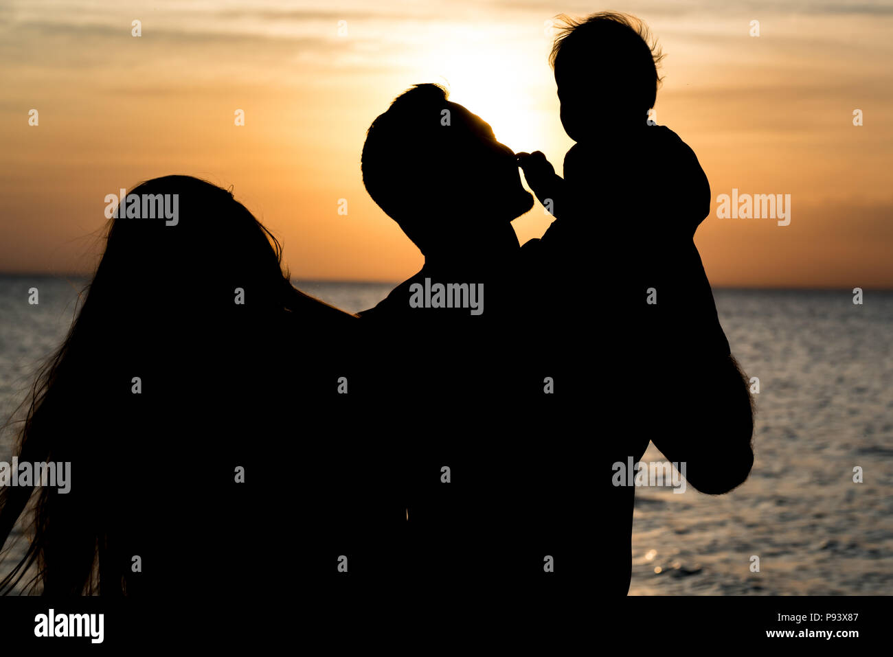 Silhouette Di Famiglia Felice Sunset Beach Foto Stock Alamy