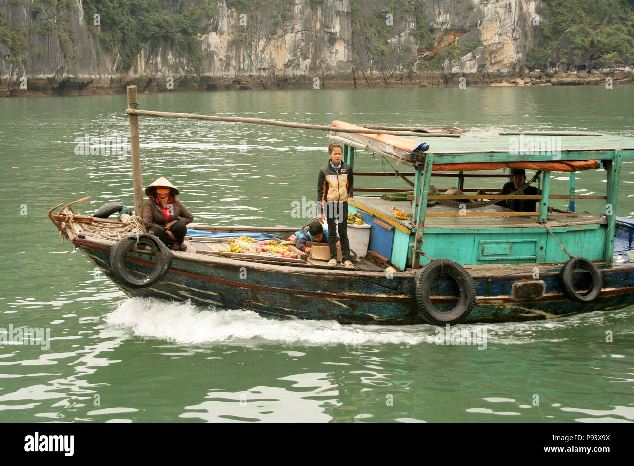 Famiglia vietnamita sulla barca di legno, la baia di Ha Long, Vietnam Foto Stock