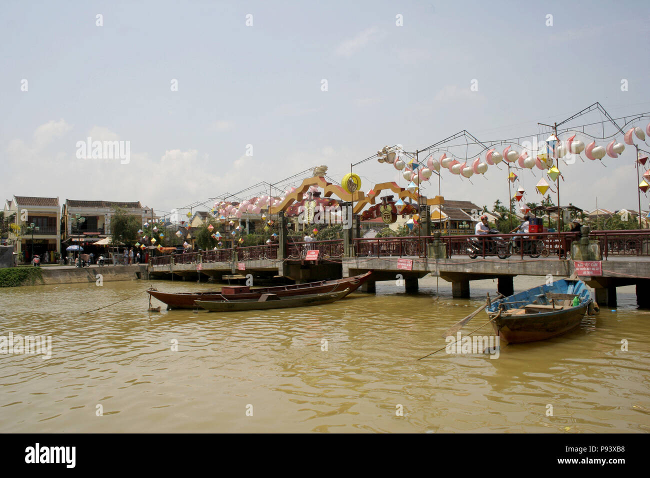 Barche in legno sul fiume, con lanterne di carta sul ponte, Hoi An, Vietnam Foto Stock