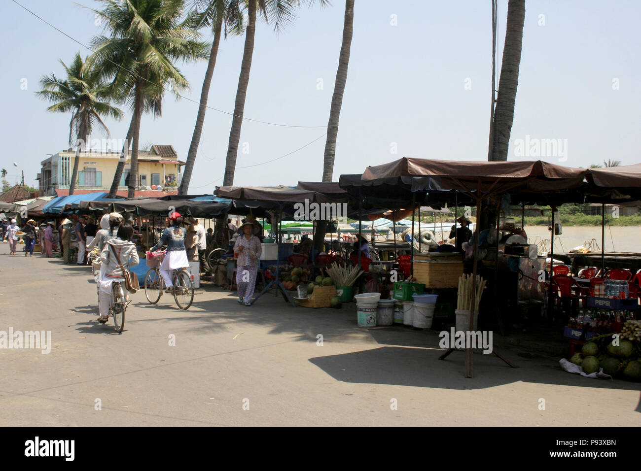 Le bancarelle del mercato da parte del fiume, Hoi An, Vietnam Foto Stock