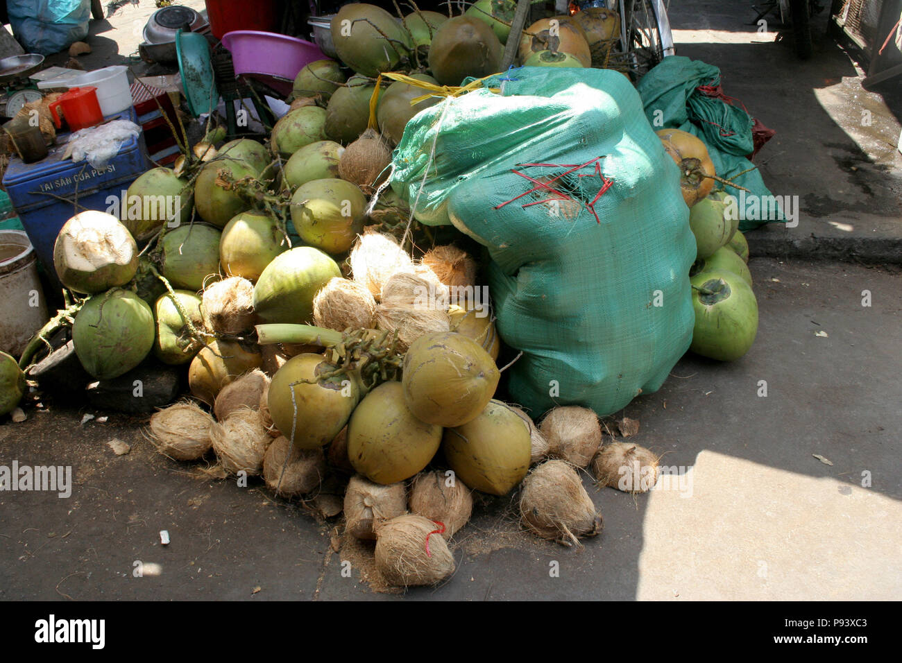 Pila di noci di cocco per la vendita, Mercato Hoi An, Vietnam Foto Stock