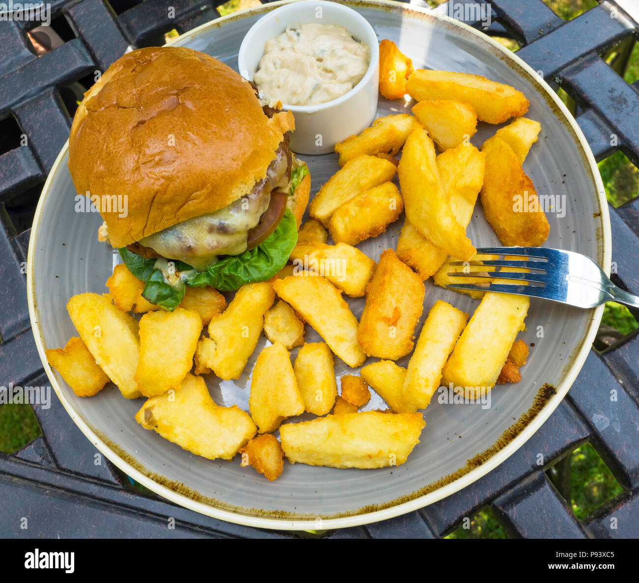 Beefburger Classic con scaglie di patate e dello chef salsa Burger Foto Stock