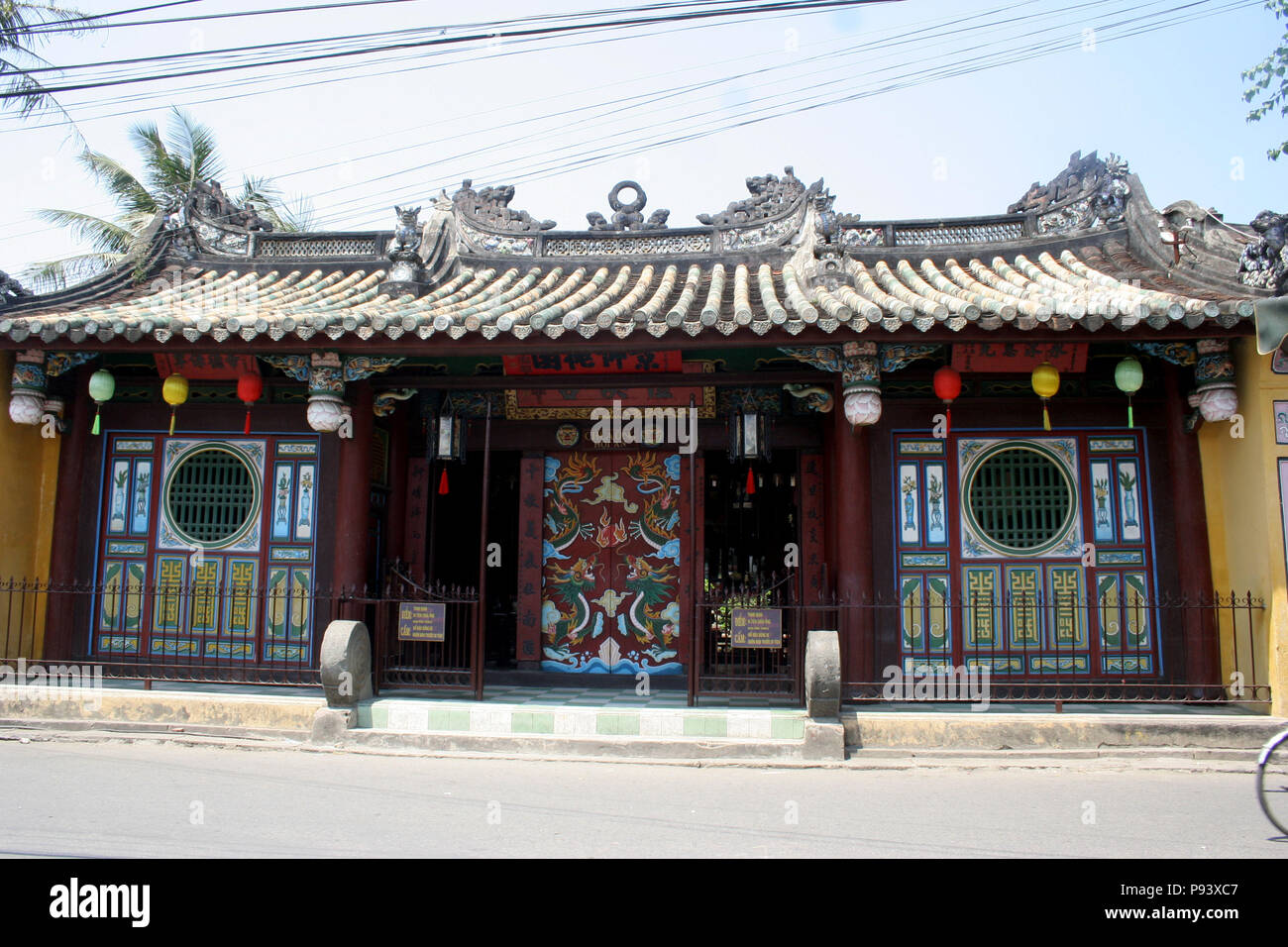 Storico edificio vietnamita con dipinte dettagli e lampioncini colorati, Hoi An, Vietnam Foto Stock