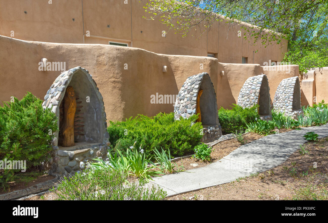 Nuovo Messico, Cerrillos, turchese Trail, National Scenic Byway, membro Hwy 14, San Giuseppe chiesa costruita 1922, Santuario alla Vergine Maria, sculture in legno Foto Stock