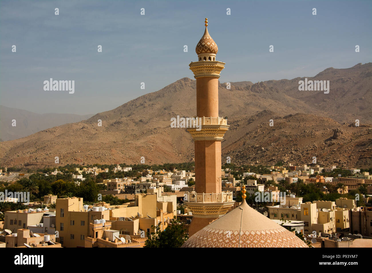 OMAN, Nizwa, Nizwa Castello (Al Husn, originariamente IX secolo D.C.), la vista della Moschea dai bastioni Foto Stock