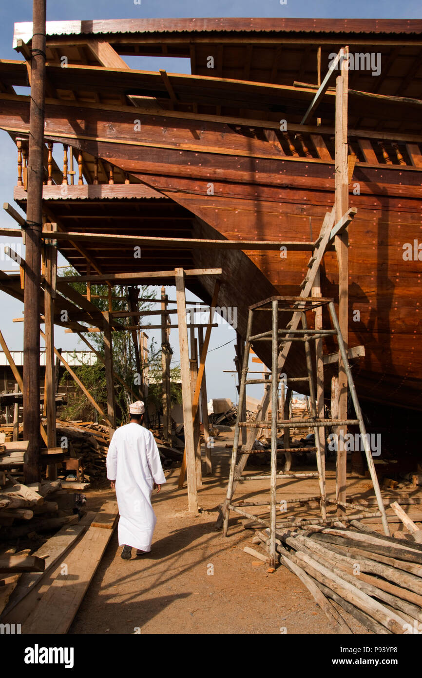 OMAN, Ash Sharqiyah Regione, Sur, barca cantiere con dhow essendo costruito Foto Stock