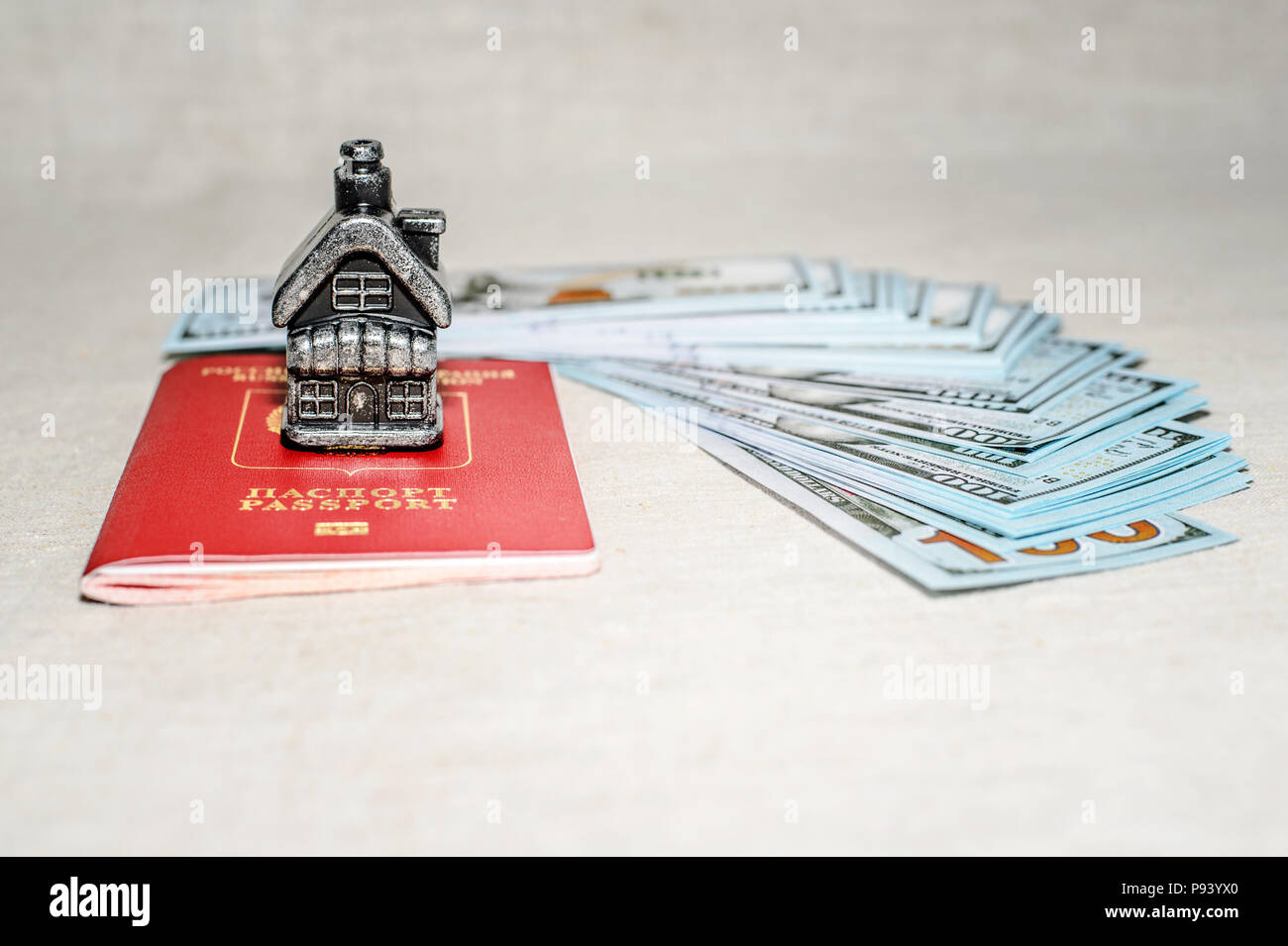 Passaporto, denaro e home - il concetto di acquisto di una proprietà Foto Stock