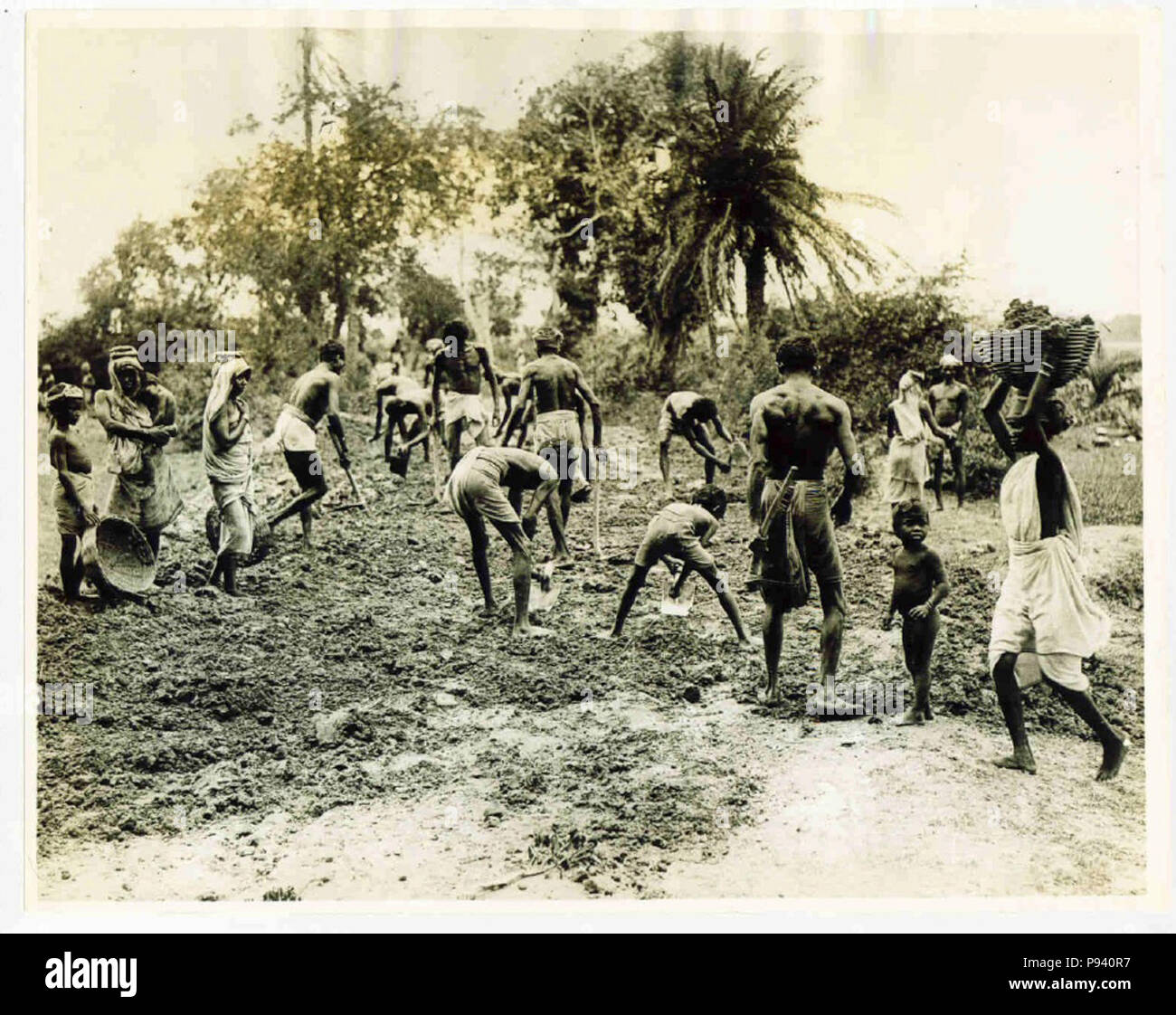 Un sollievo di carestia progetto- road workin bengala, 1936, in un ufficio di notizie foto. Foto Stock