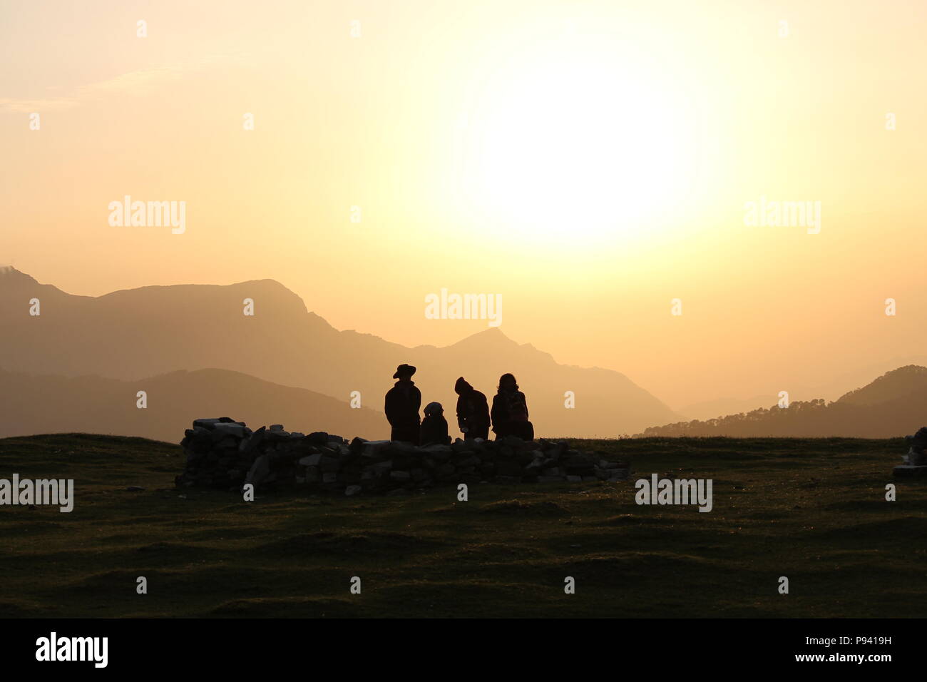 Roopkund trekking attraverso le montagne himalayane Foto Stock