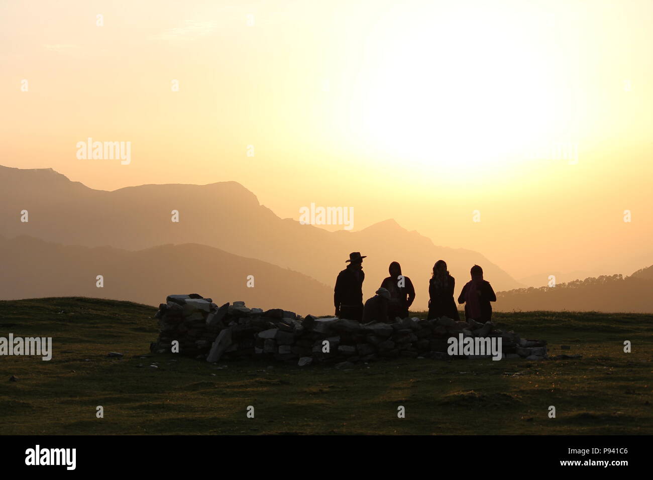 Roopkund trekking attraverso le montagne himalayane Foto Stock