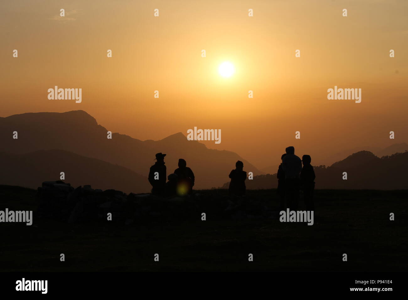 Roopkund trekking attraverso le montagne himalayane Foto Stock