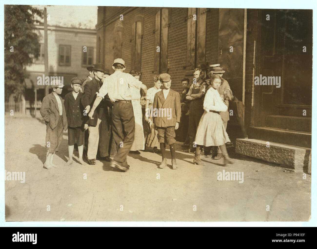 Alcuni dei ragazzi a lavorare nella fabbrica di sigarette della American Tobacco Co., a Pietroburgo, Va. tutti i lavori. Sono andato attraverso la fabbrica durante le ore di lavoro e ha visto decine di poco Foto Stock