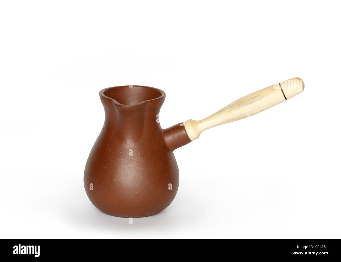Fatto a mano di argilla POT del caffè isolato su sfondo bianco con tracciato di ritaglio Foto Stock
