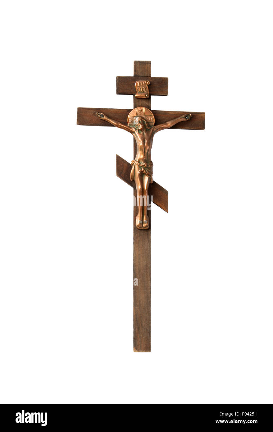 Crocifisso in legno isolato su sfondo bianco con tracciato di ritaglio Foto Stock