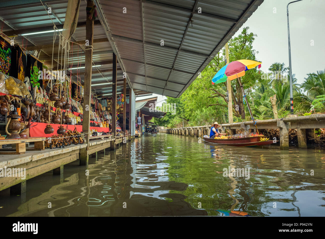 Negozi nel famoso mercato galleggiante in Thailandia Foto Stock