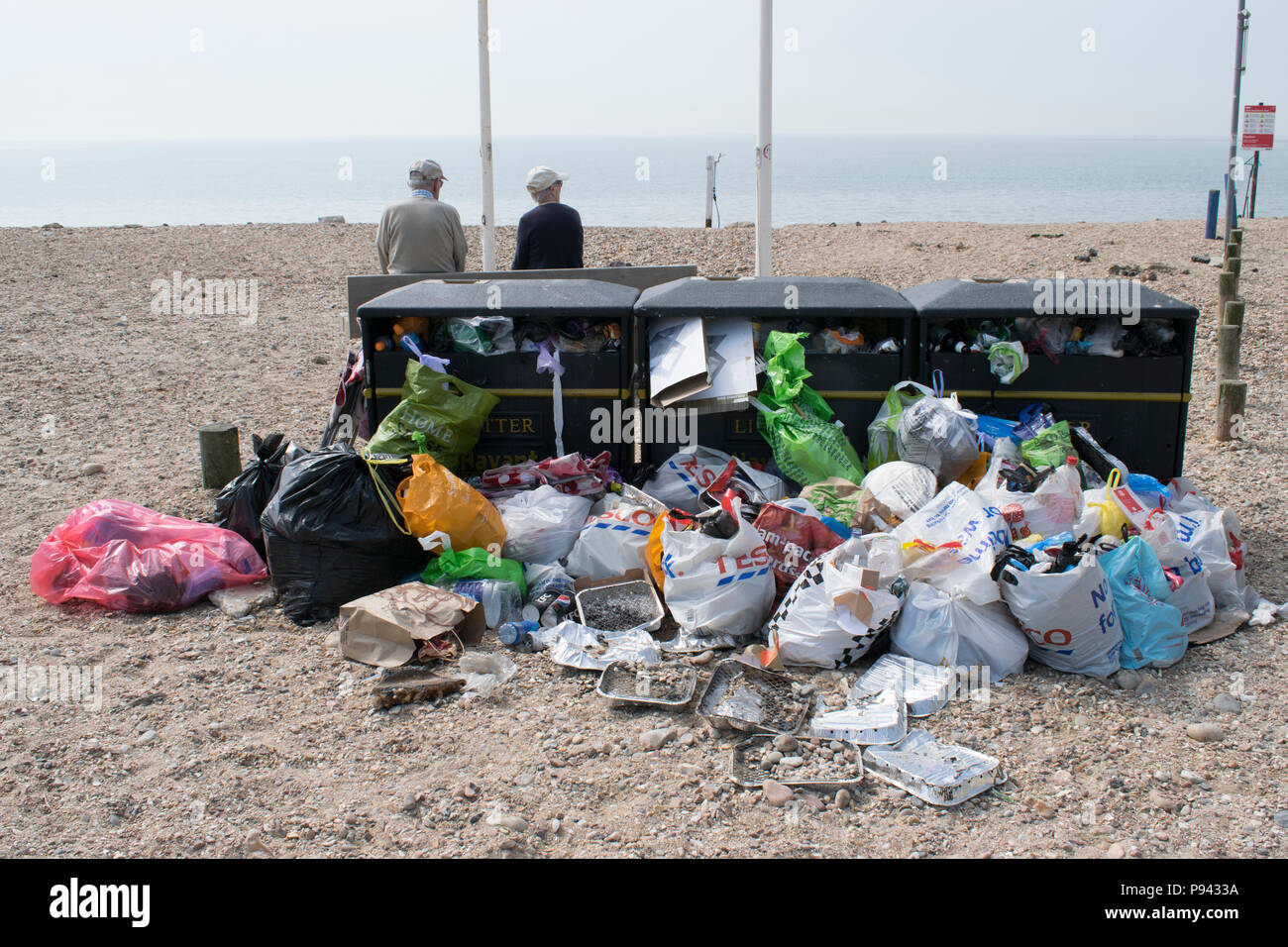Traboccante bidoni della spazzatura sulla spiaggia Bandiera Blu, Hayling Island, Hampshire, dopo un soleggiato weekend festivo Foto Stock