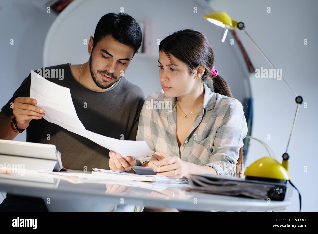 L uomo e la donna preoccupati per le tasse e bilancio familiare Foto Stock