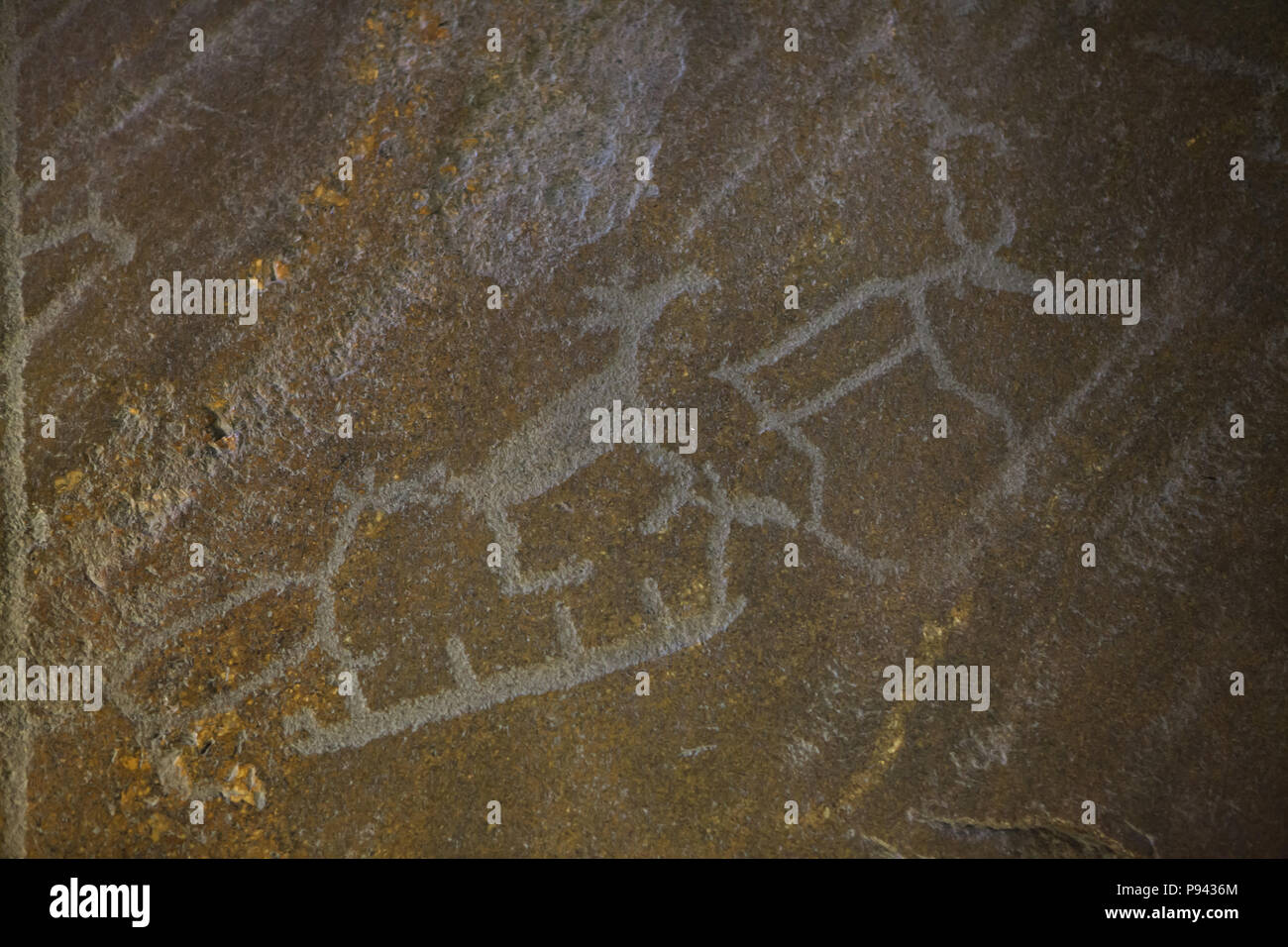 Barca con vogatori e tre elks (Alces alces) rappresentata nel petroglyph primordiale a Besov Nos Cape (Demon's naso) sul Lago Onega, ora esposti nel Museo Hermitage di San Pietroburgo, Russia. Foto Stock