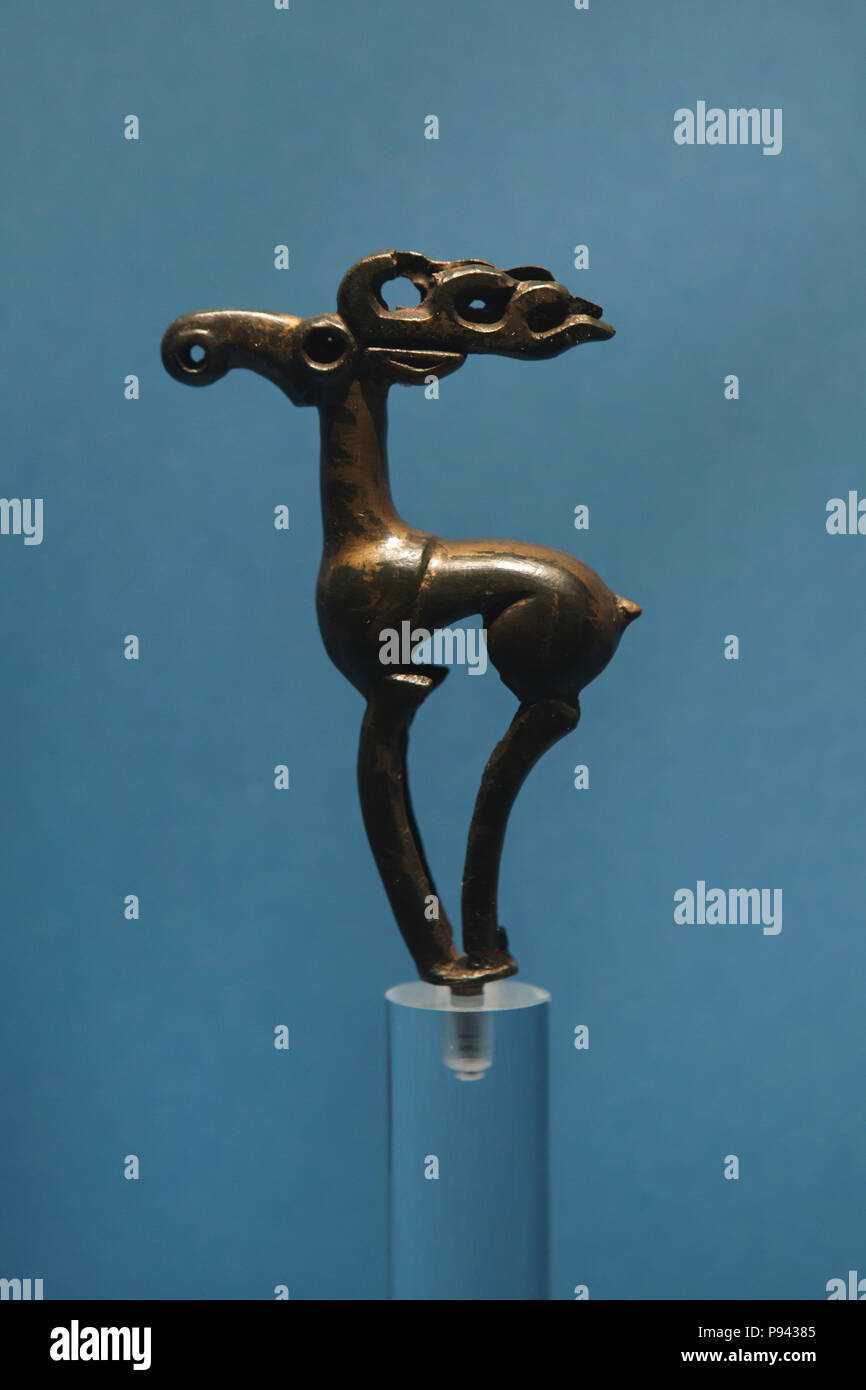 Cervo o alce raffigurata sul terminale in bronzo della cultura Tagar dalla steppa Minusinsk datate dal 8 o VII secolo a.c. in mostra al Museo Hermitage di San Pietroburgo, Russia. Foto Stock