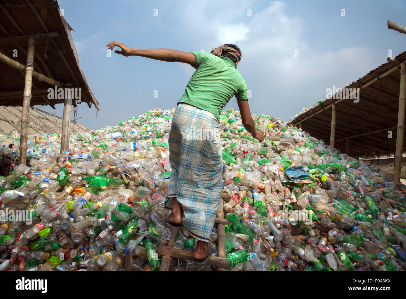 Magazzino di plastica di riciclo in Hazaribagh, Dacca in Bangladesh Foto Stock