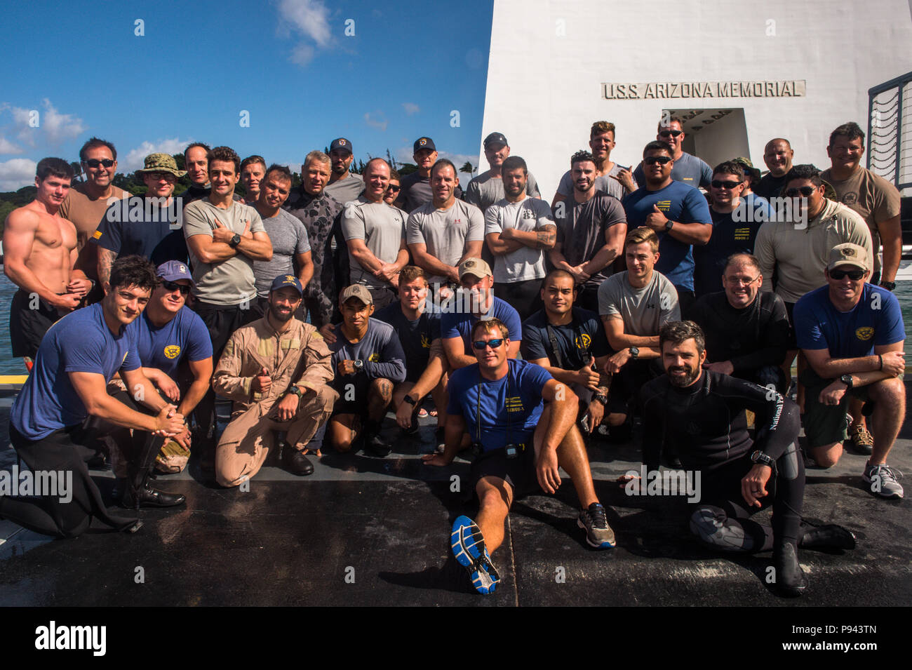 180706-N-FV745-1208 PEARL HARBOR (Luglio 6, 2018) Navy divers, assegnato al Diving Mobile unità di soccorso (MDSU) 1, insieme con i membri della Royal Australian Navy, pausa per una foto di gruppo a la USS Arizona Memorial durante il cerchio del Pacifico (RIMPAC) 2018 esercizio luglio 7. Venticinque nazioni, 46 navi, cinque sommergibili, circa 200 aerei, e 25.000 personale partecipano RIMPAC dal 27 giugno al 2 agosto in e intorno alle Isole Hawaii e la California del Sud. Il più grande del mondo marittimo internazionale esercitazione RIMPAC offre una singolare opportunità di formazione promuovendo e sustainin Foto Stock