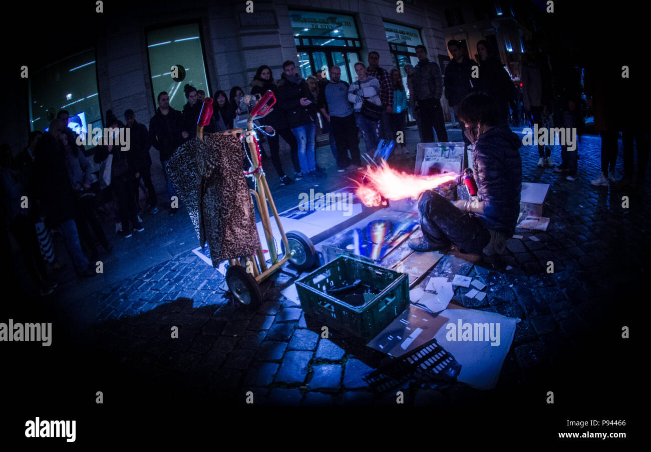 Street performer, giocando con il fuoco Foto Stock