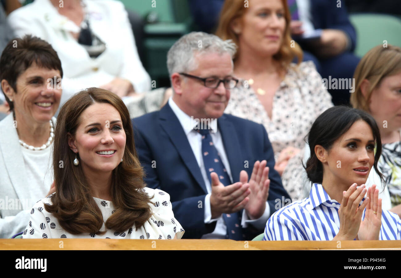 La Duchessa di Cambridge e la Duchessa di Sussex nel royal box sul Centre Court il giorno dodici dei campionati di Wimbledon al All England Lawn Tennis e Croquet Club, Wimbledon. Foto Stock