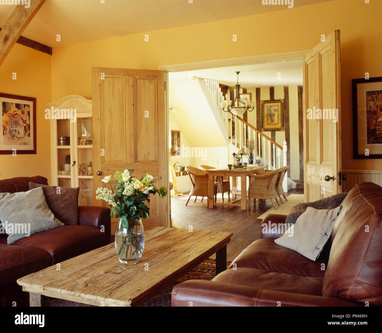 Divani in pelle marrone e rustico tavolo da caffè in crema tradizionale country living room Foto Stock