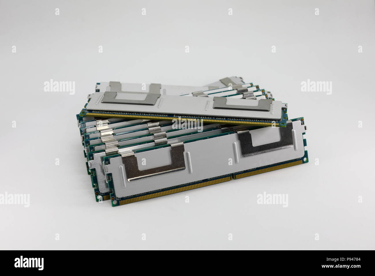 Fila di alte prestazioni RAM DDR3 modulo di memoria isolato su sfondo bianco Foto Stock