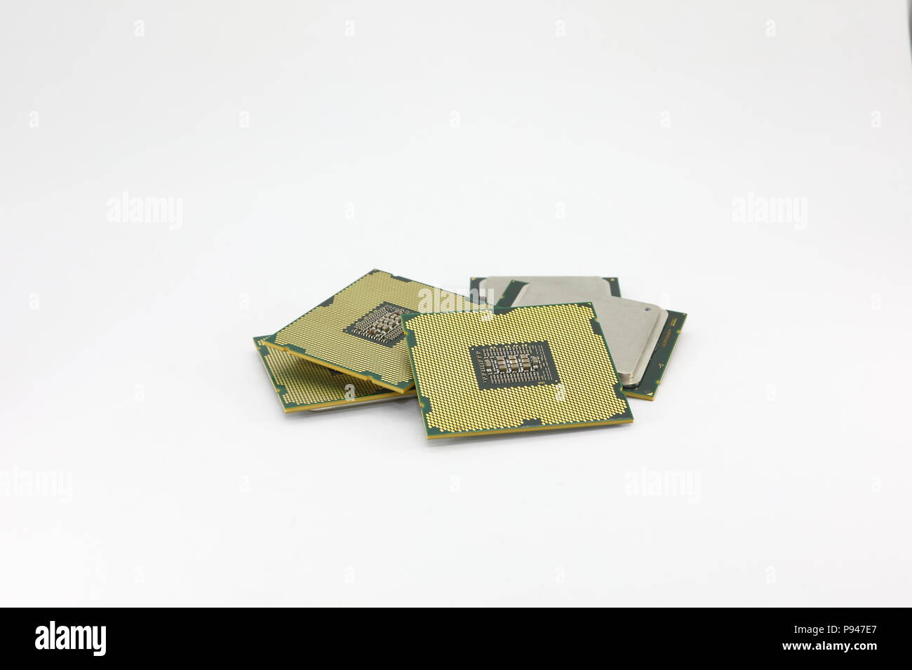 Vareity della CPU del computer, processore isolati su sfondo bianco. Foto Stock