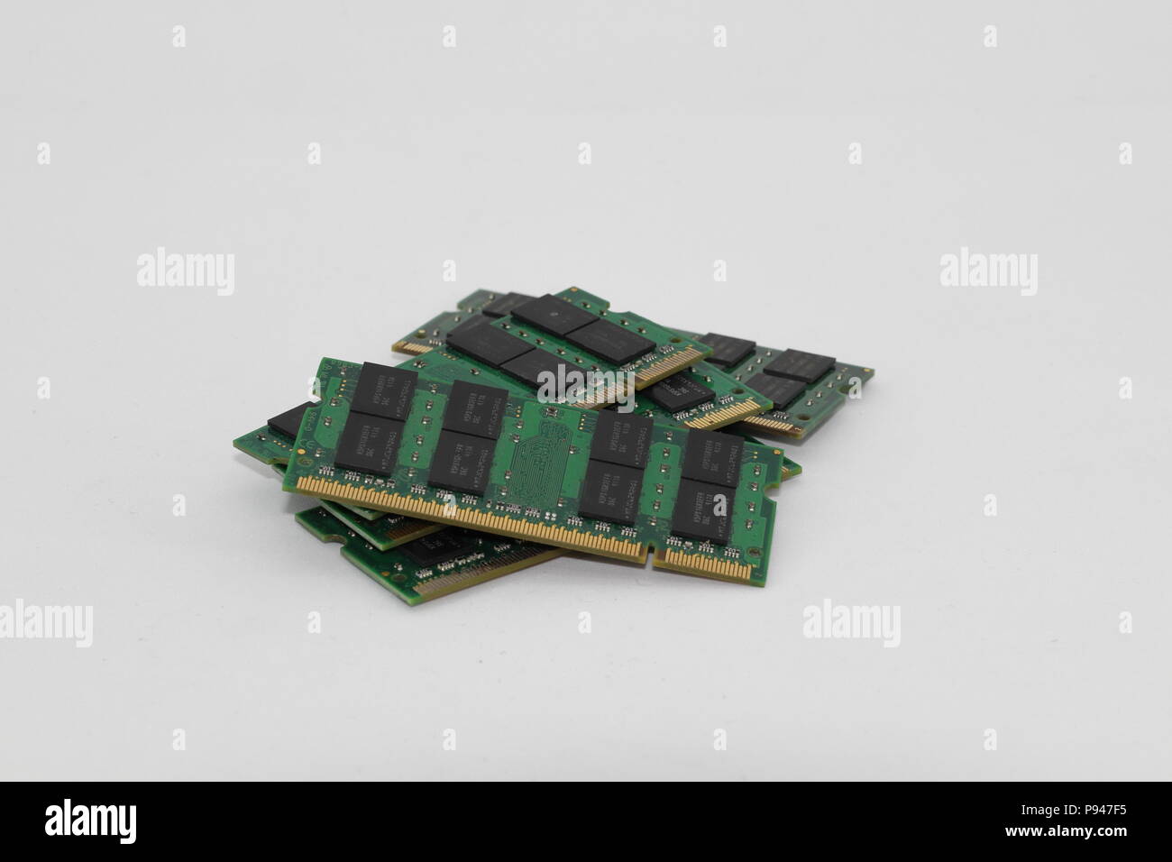 Pila di computer notebook o tablet RAM DDR2 modulo di memoria isolato su sfondo bianco Foto Stock