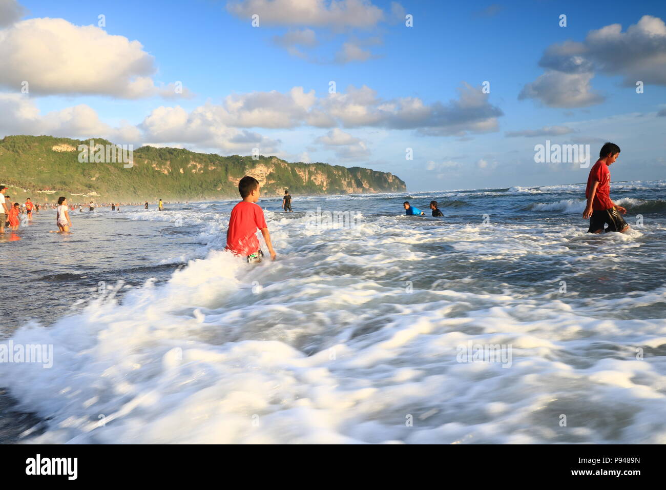 Parangtritis beach è il miglior luogo turistico a Yogyakarta per godersi il tramonto mentre avendo divertimento. Foto Stock